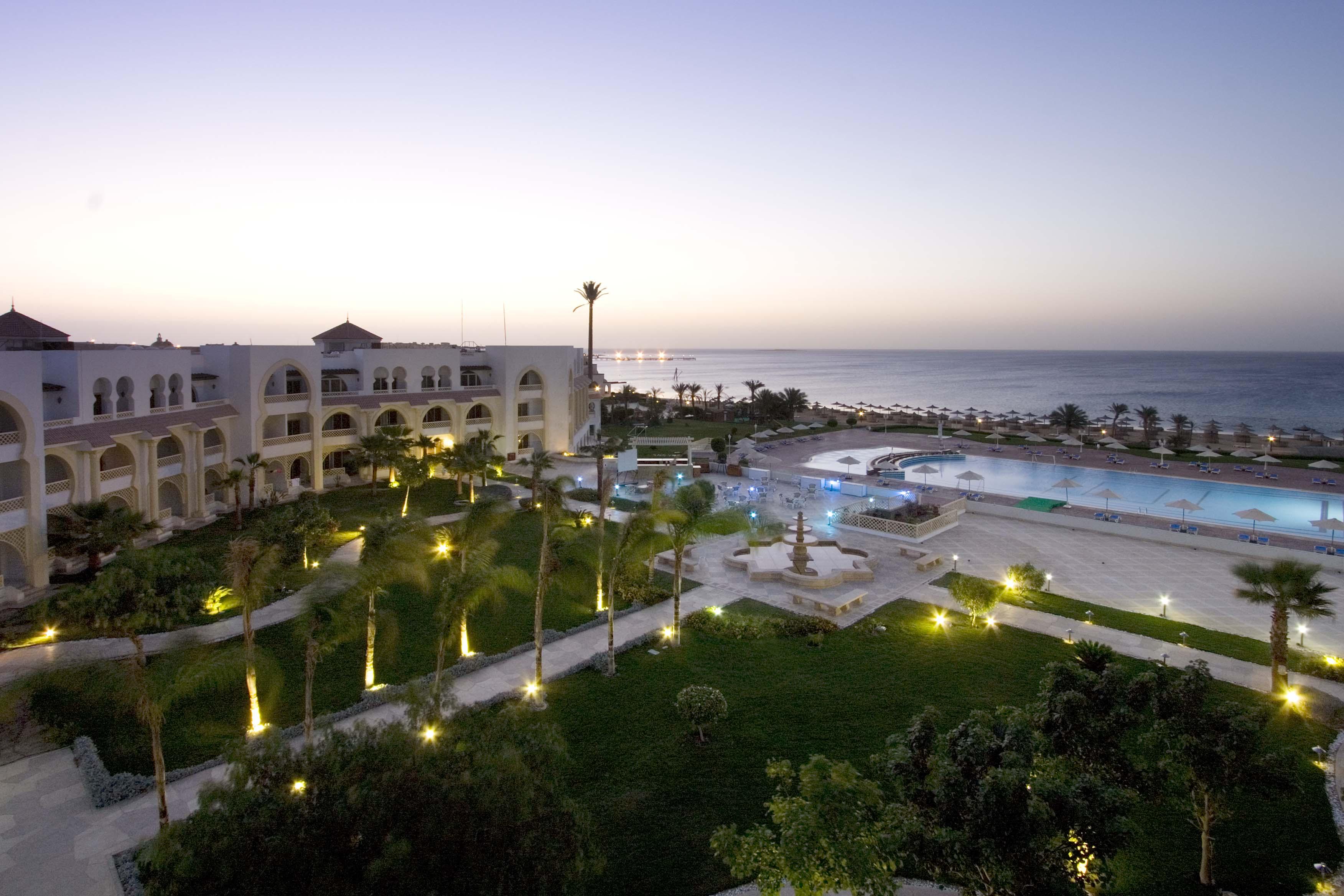Old Palace Resort Sahl Hasheesh Hurghada Exterior foto The resort at night