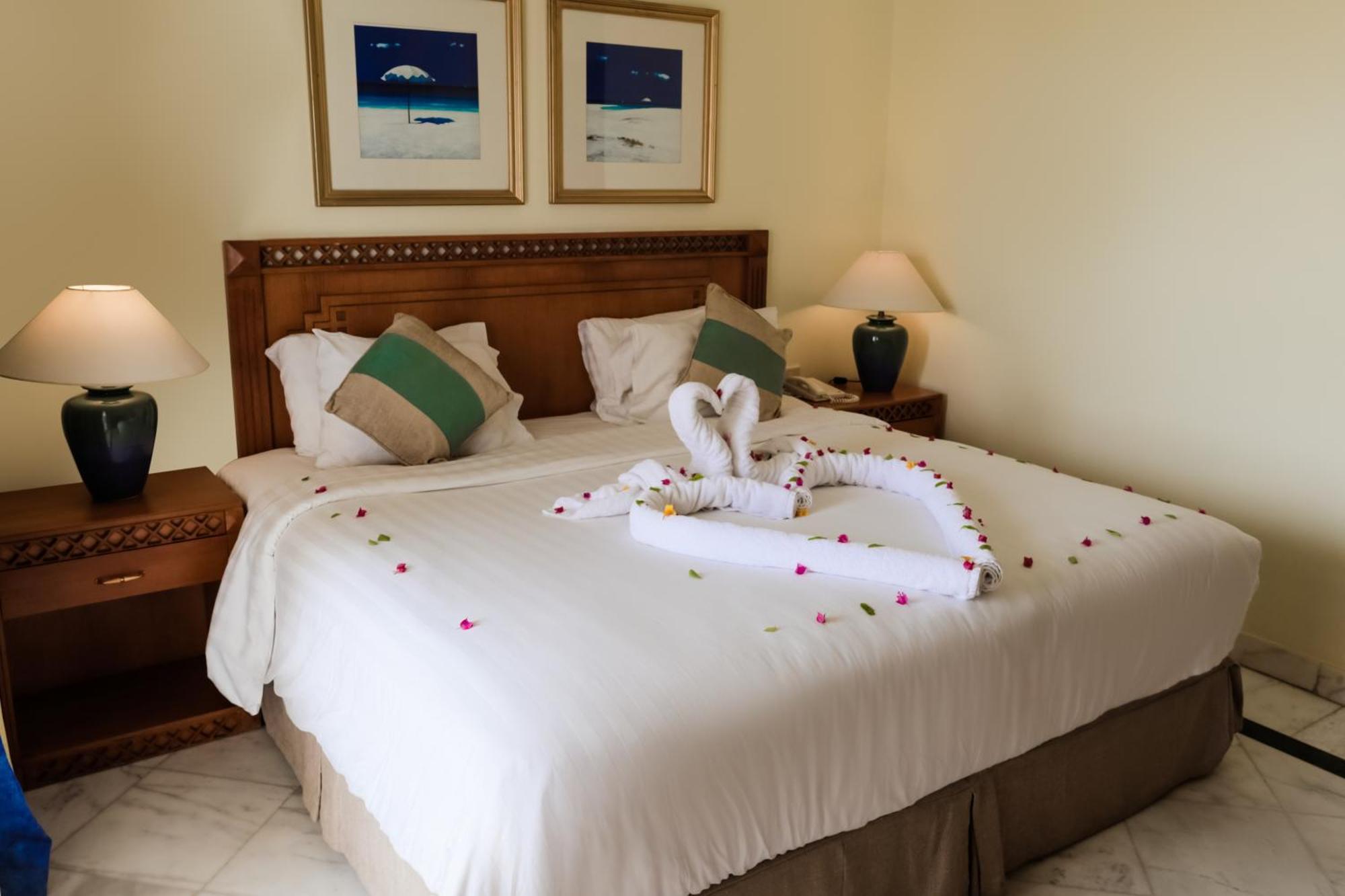 Old Palace Resort Sahl Hasheesh Hurghada Exterior foto A bed with a bedsheet