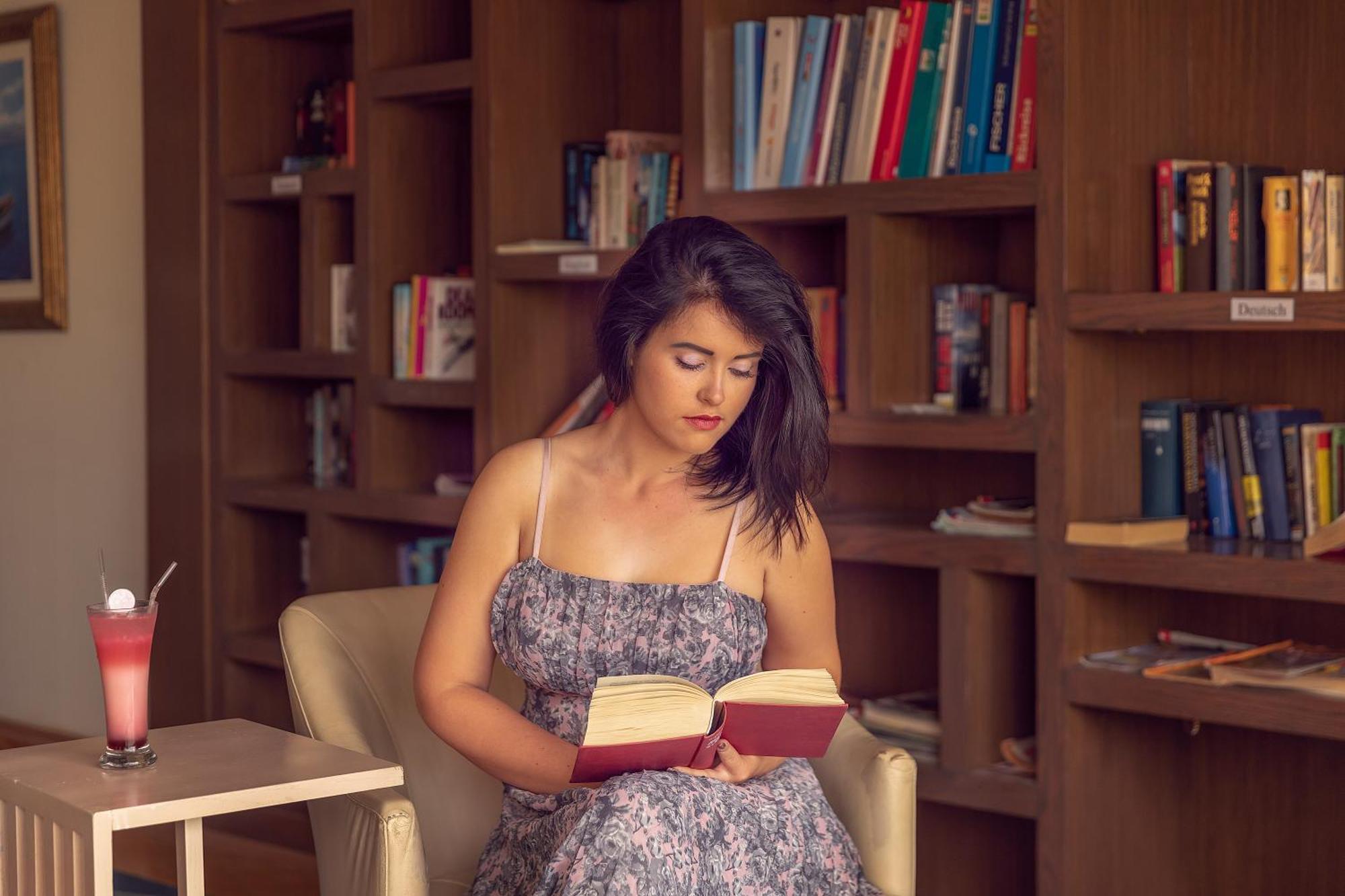 Old Palace Resort Sahl Hasheesh Hurghada Exterior foto A woman reading a book